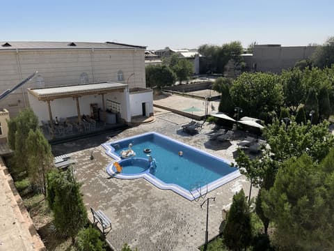 Qibla Tozabog, Pool