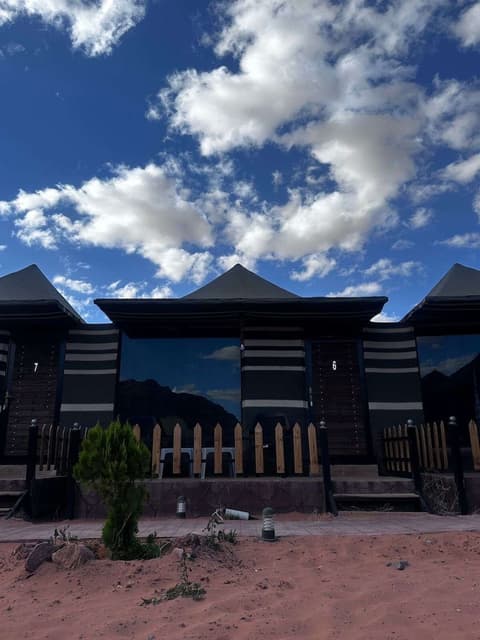 Alsultanh wadirum camp, Exterior