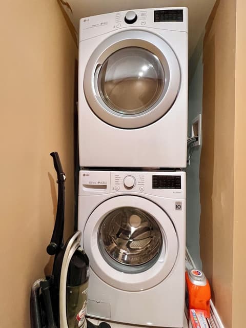 Cozy Home Near Transit & Hillcrest Mall Parking