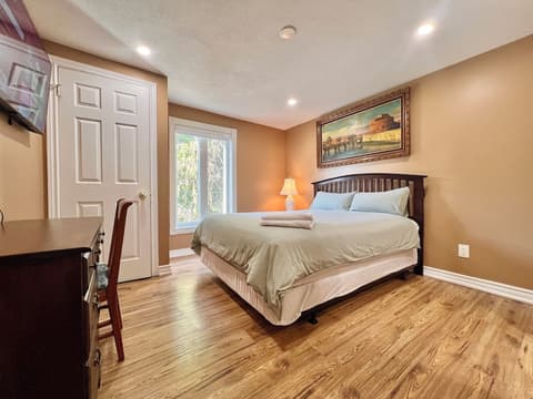 Cozy Home Near Transit & Hillcrest Mall Parking