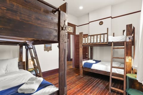 Site 61 Guesthouse, Room