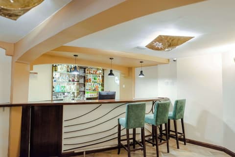 Heri Heights Hotel Apartments, SureStay Collection by BW, Bar (on property)