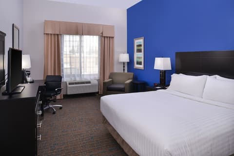 Holiday Inn Express & Suites Bakersfield Airport by IHG