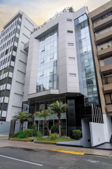 Jose Antonio Executive, Front of property