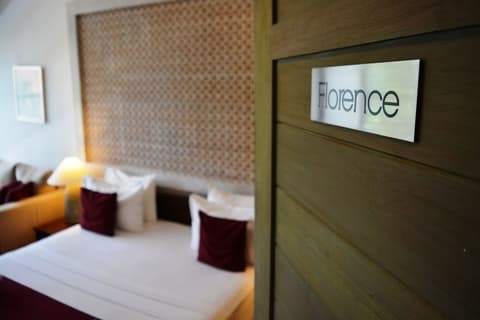 Rockwell Colombo, Room