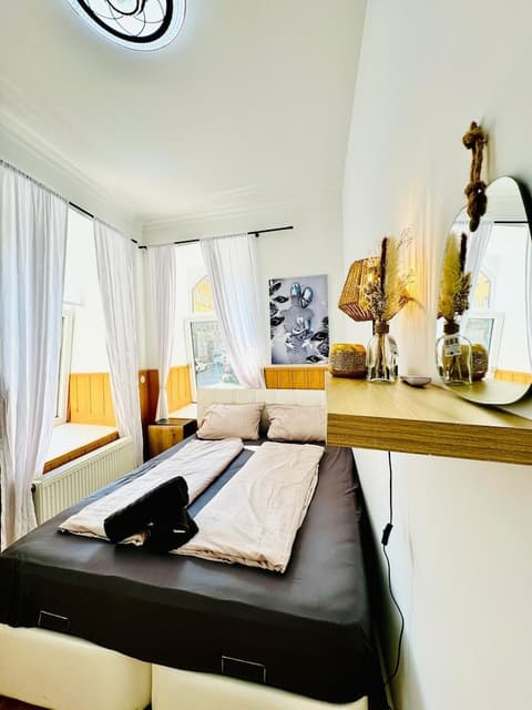 10 Economy Rooms-Shared Bath & Kitchen