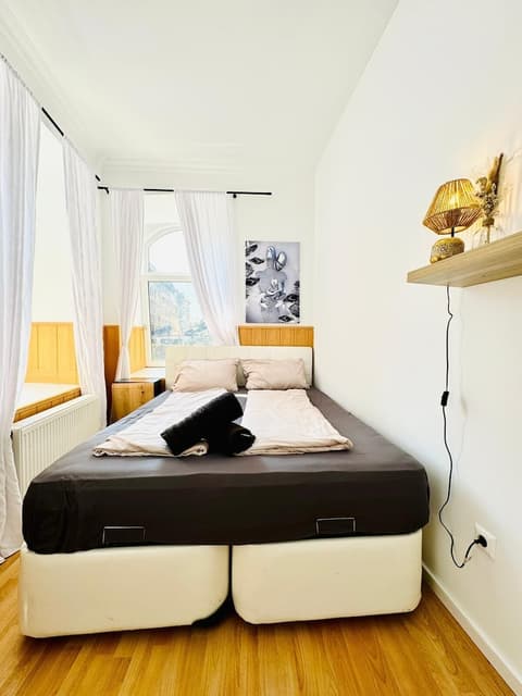10 Economy Rooms-Shared Bath & Kitchen
