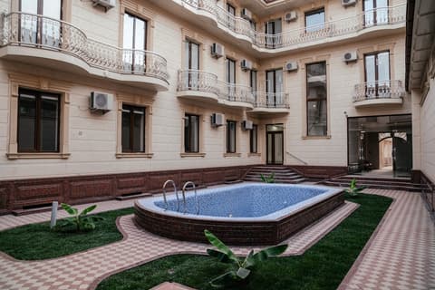 ZAAL, Front of property