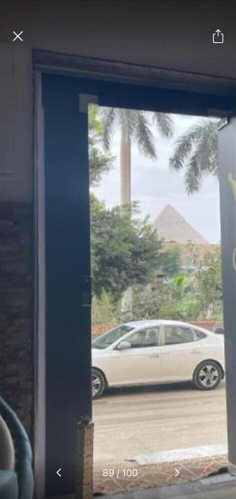 Pyramids Express View Inn, Interior entrance