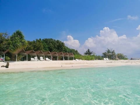 Island Pavilion Maldives, Beach