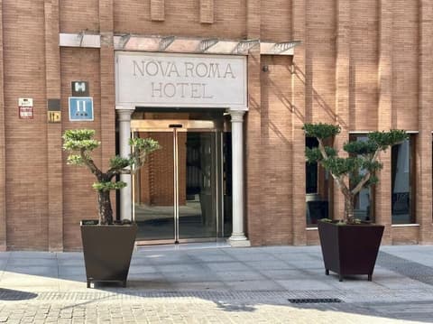 Hotel Nova Roma, Front of property