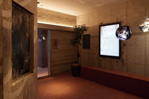 TONES OSAKA, Interior entrance