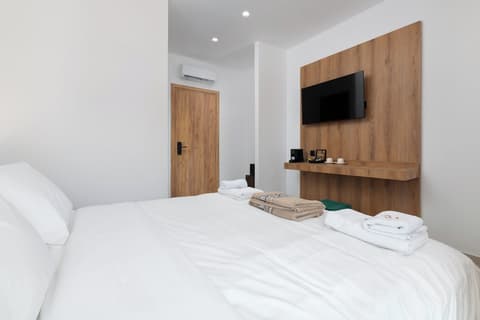 Rodos White, Room
