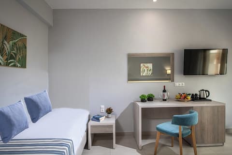 Saint George Gournes Bay, Room