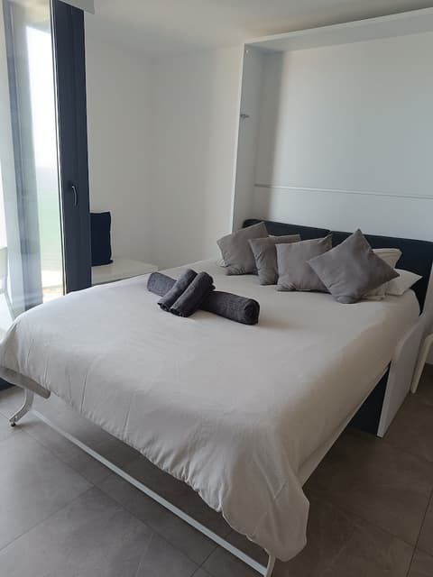 E1 18th Floor Studios, Sea & Beach Views, Room