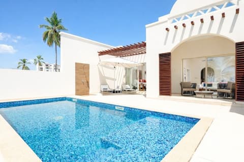 Diamonds Bijoux, Private pool