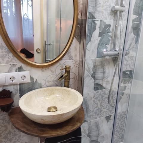 House with 9 private rooms, Room