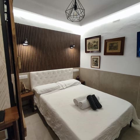 House with 9 private rooms, Room