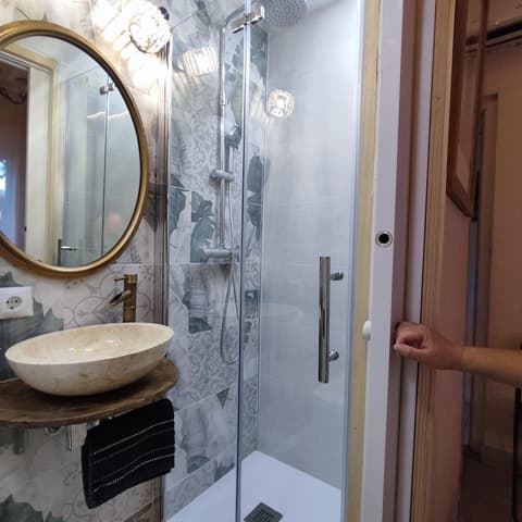 House with 9 private rooms, Room