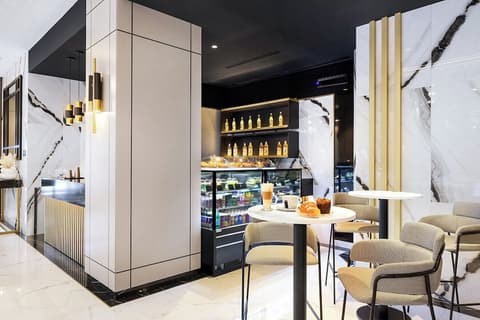 Hotel Riu Plaza Toronto, Food and drink