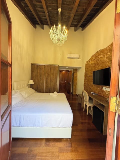 Catalina Suites Hotel, Room