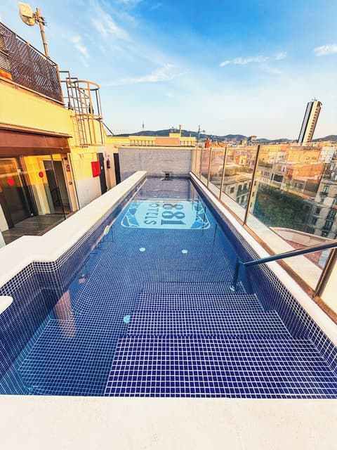1881 Barcelona Rosellón Hotel, Rooftop pool
