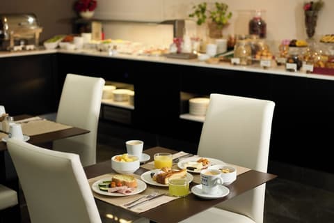 1881 Barcelona Rosellón Hotel, Food court