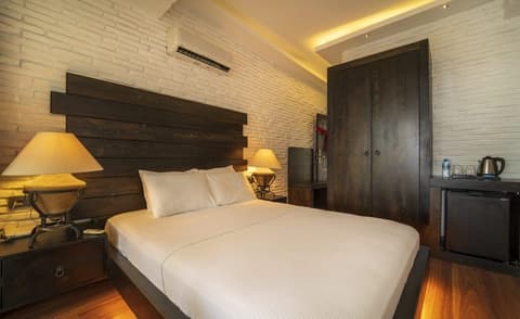 Manaspark Deluxe Hotel