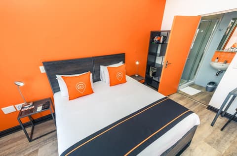 never at home Green Point, Room