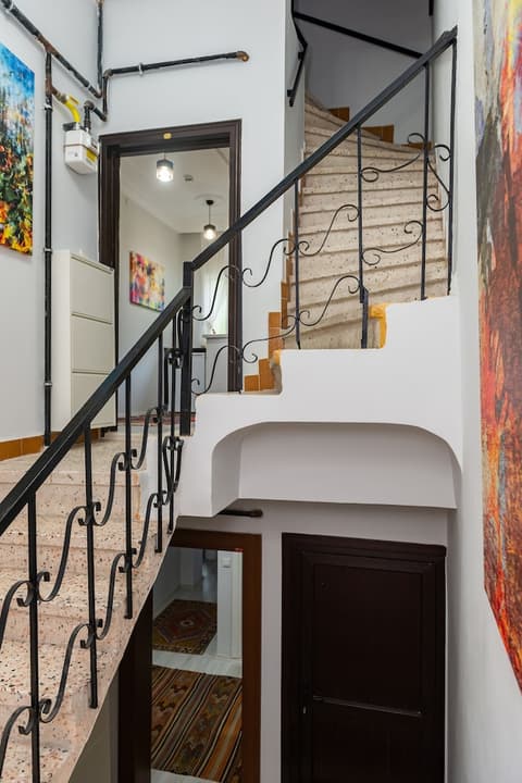 Dualis Hotel, Interior entrance