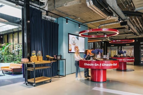 The Social Hub Amsterdam City, Check-in/check-out kiosk