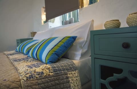 Afentiko Pigadi, Room