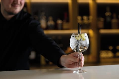 12 Revay Hotel, Food and drink