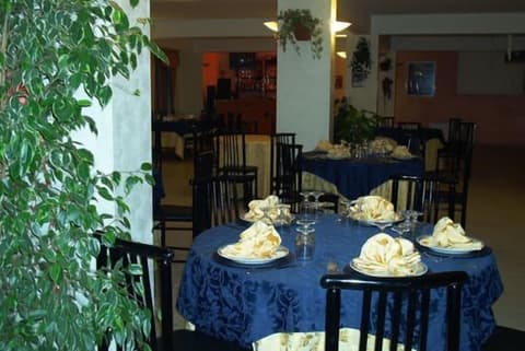 Hotel Company, Restaurant