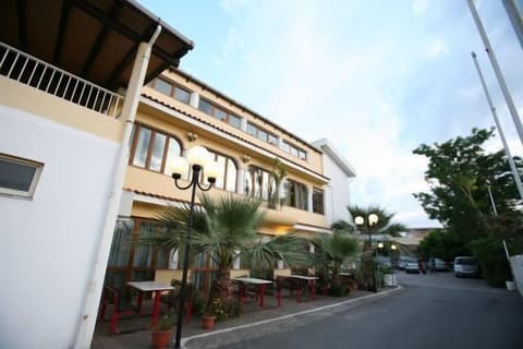 Hotel Company, Terrace/patio