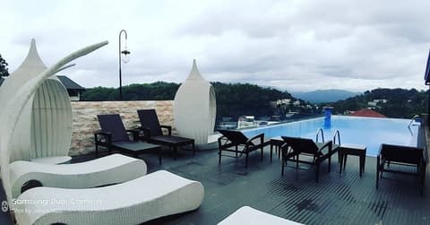 Serene Kandy, Swim-up bar