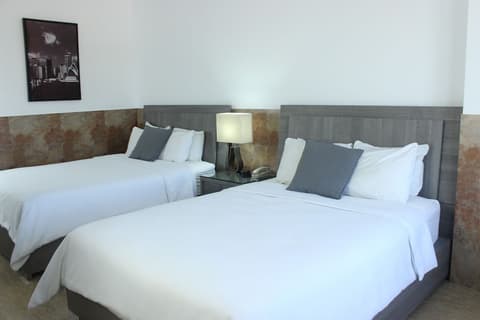 Beverly Hills: Hotel & Business, Room