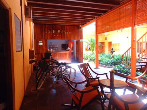 Hotel El Maltese, Interior entrance