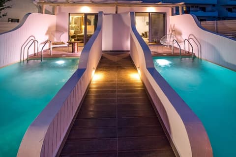 Malibu Studios, Room