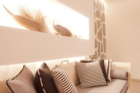 Malibu Studios, Lobby sitting area