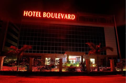 Hotel Boulevard, Front of property