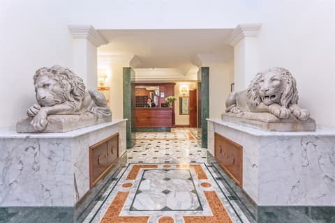 Raeli Hotel Regio, Interior entrance