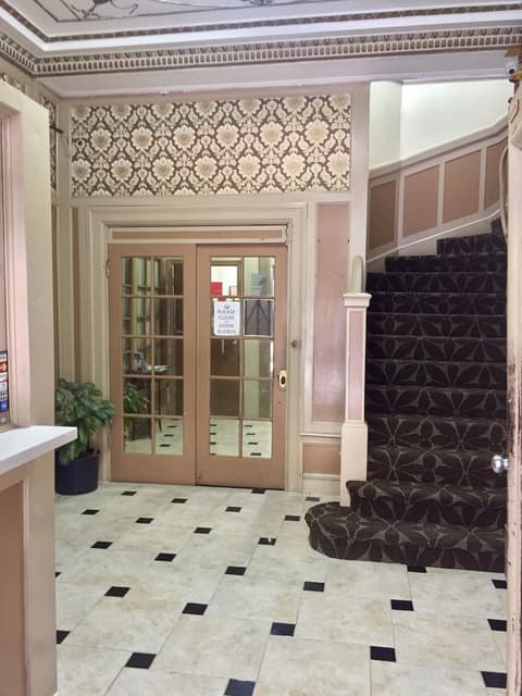 Admiral Hotel, Lobby