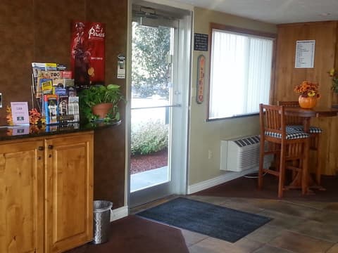 Motel West, Interior entrance