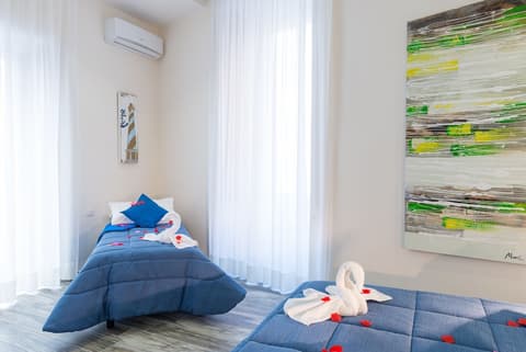 Napoli's Gold Hotel