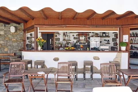 Sofia Village, Swim-up bar