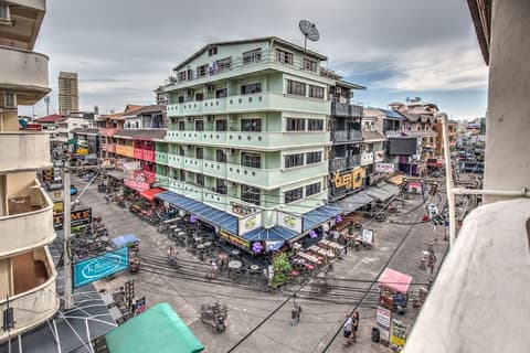 I-Rovers Sports Bar & Guesthouse