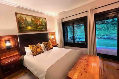 Malachite Manor, Room