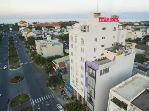 Titan Hotel, Property grounds