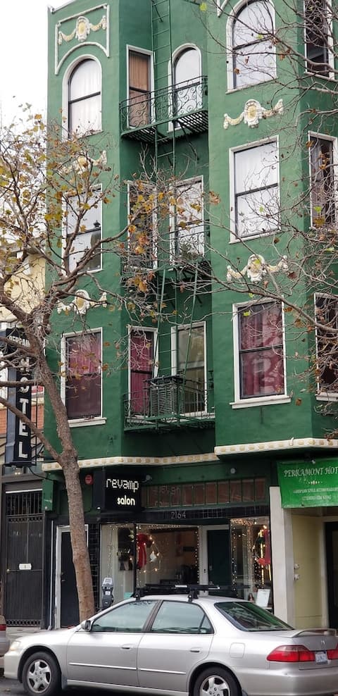 Perramont Hotel, Front of property